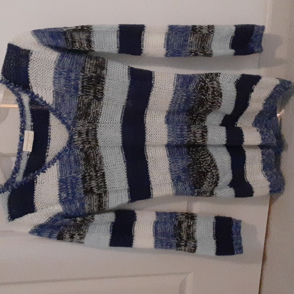 Bobbie Brooks acrylic sweater with pockets. Medium.